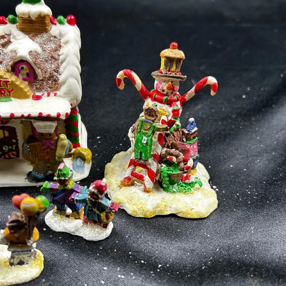Gingerfrost Lane 2005 Christmas Village Biscuit Factory Snowman 8 Piece Set